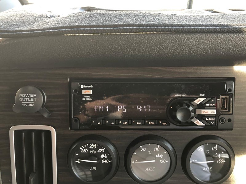freightliner cascadia 841090 063