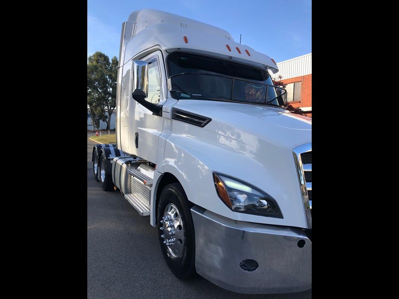 freightliner cascadia 841090 027