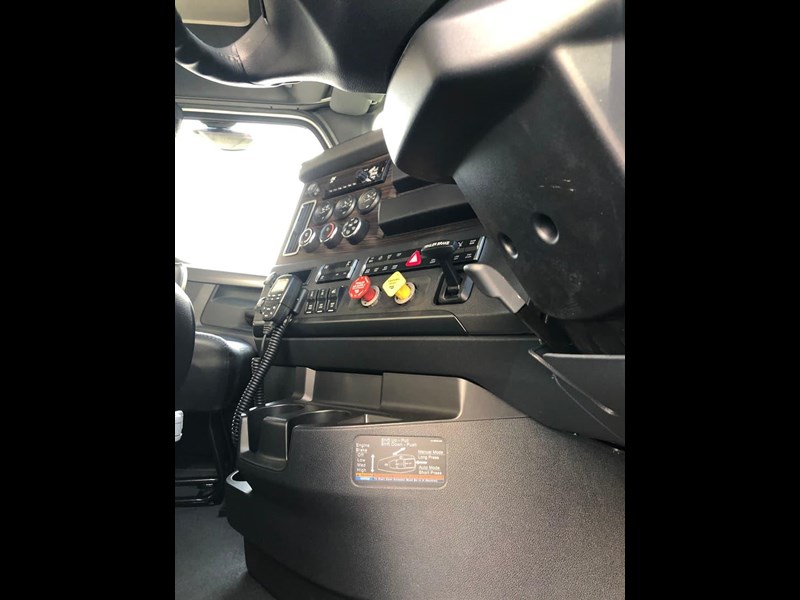 freightliner cascadia 841090 071