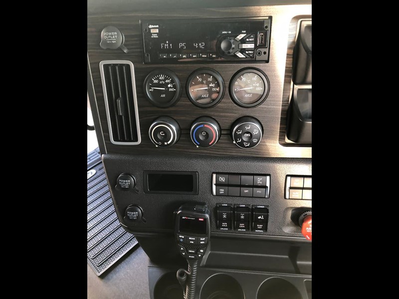 freightliner cascadia 841090 035