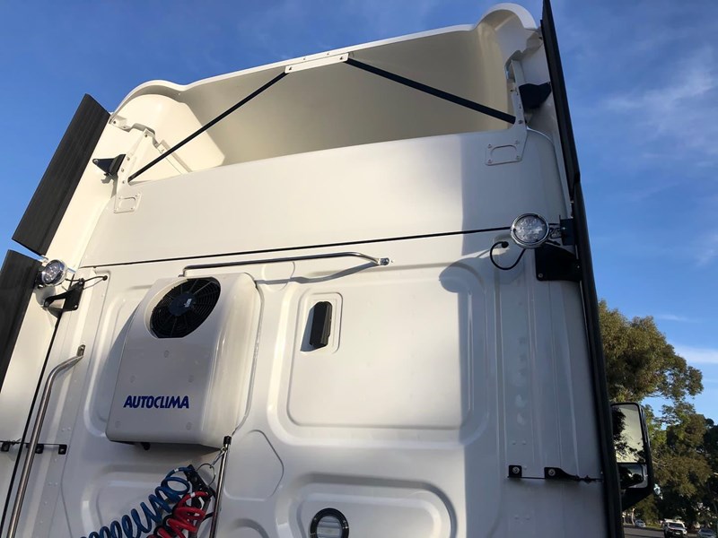 freightliner cascadia 841090 017