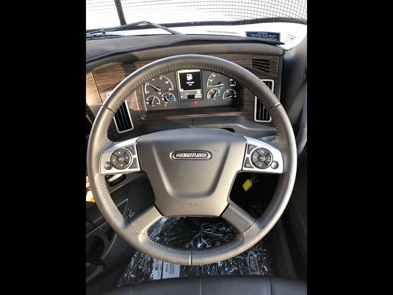 freightliner cascadia 841090 065