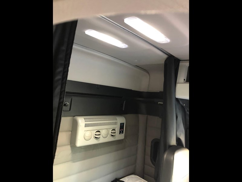 freightliner cascadia 841090 049