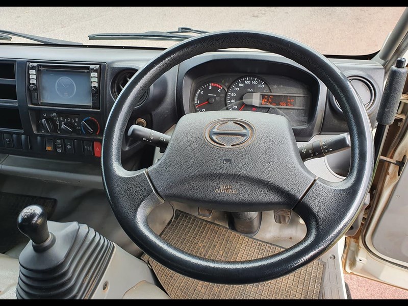 hino 300 series 853901 041