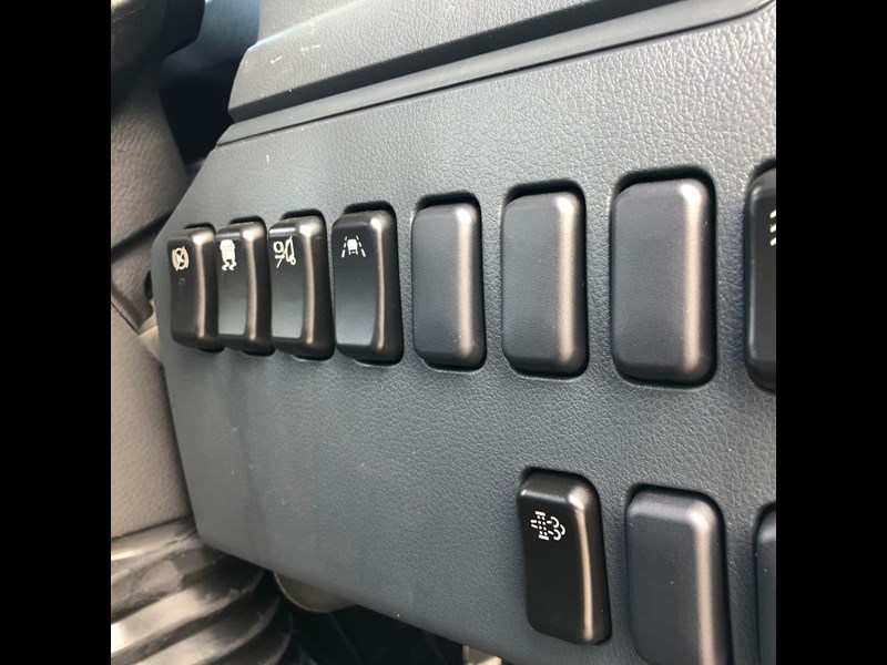 fuso rosa bus 22 seat deluxe auto 840648 033