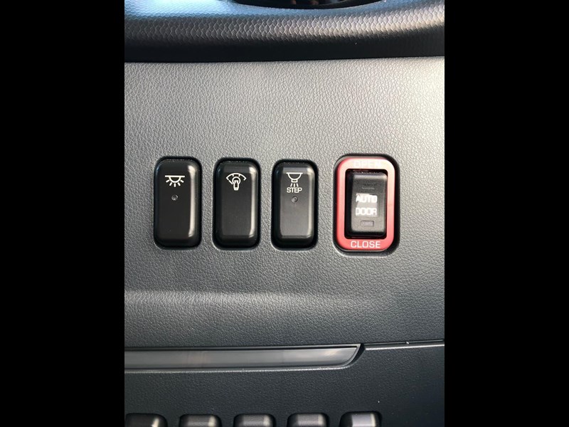 fuso rosa bus 22 seat deluxe auto 840648 031