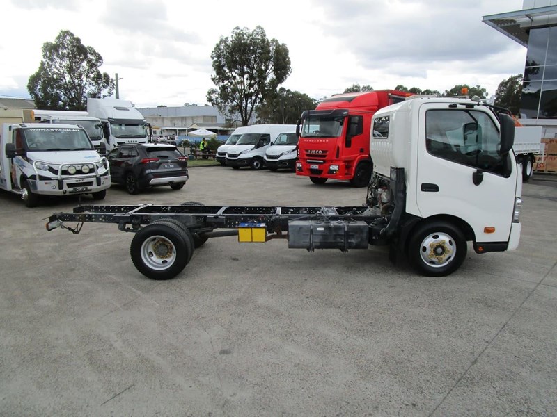 hino 300 series - 616 medium 858595 013