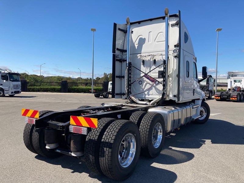 freightliner cascadia 844906 019