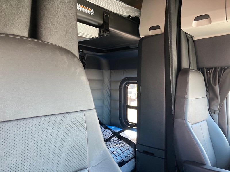 freightliner cascadia 844906 033
