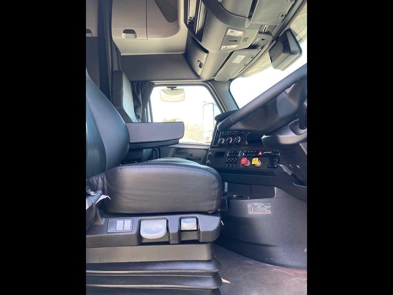 freightliner cascadia 844906 031