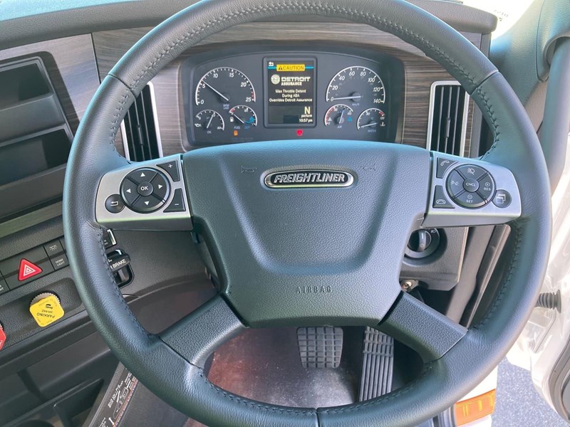 freightliner cascadia 844906 039