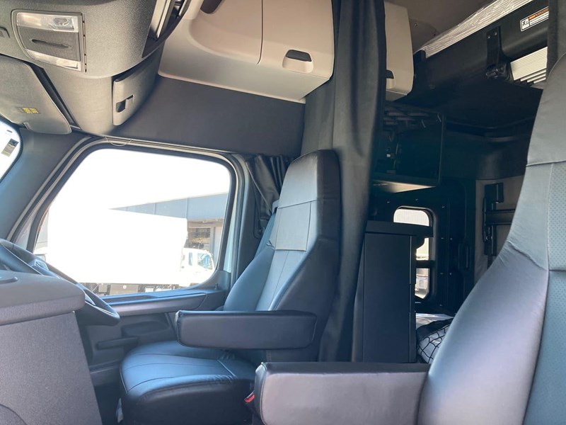 freightliner cascadia 844906 029