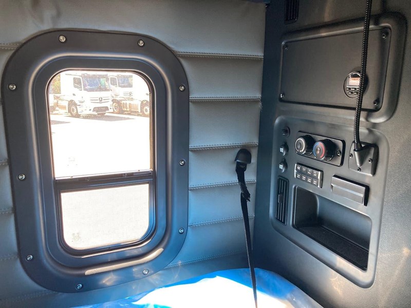 freightliner cascadia 844906 045