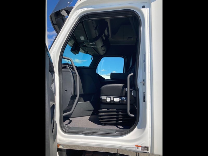 freightliner cascadia 844906 027