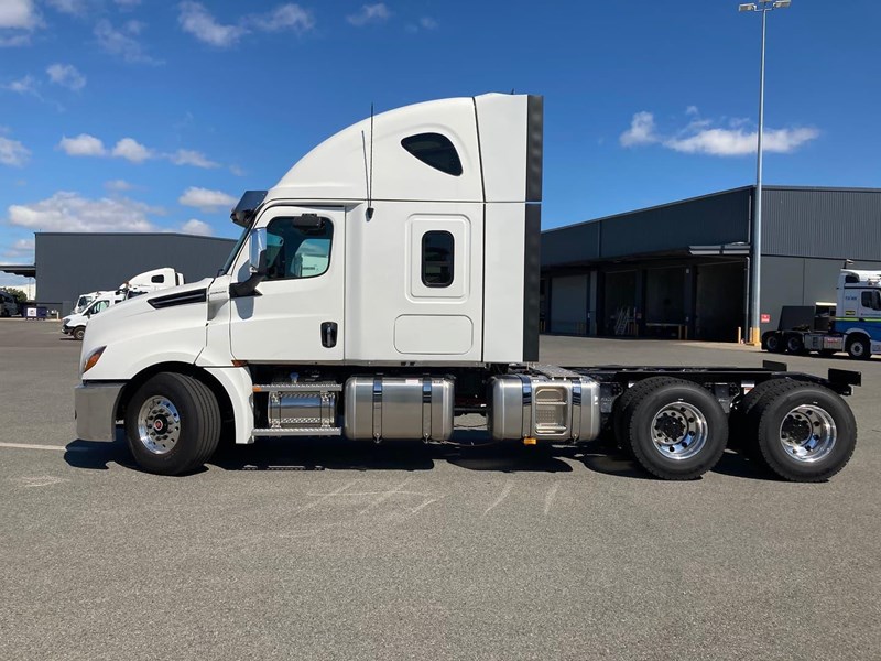 freightliner cascadia 844906 013