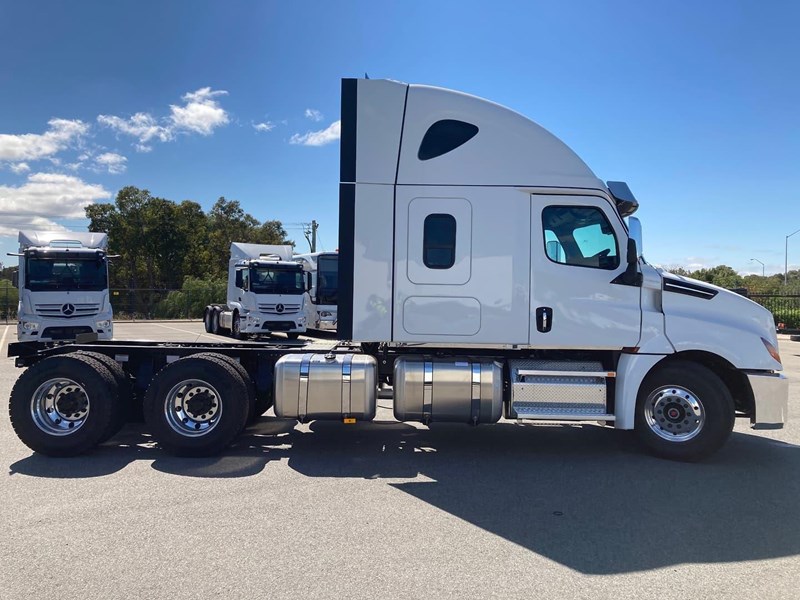 freightliner cascadia 844906 023