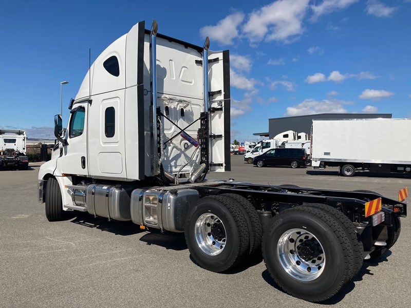 freightliner cascadia 844906 015