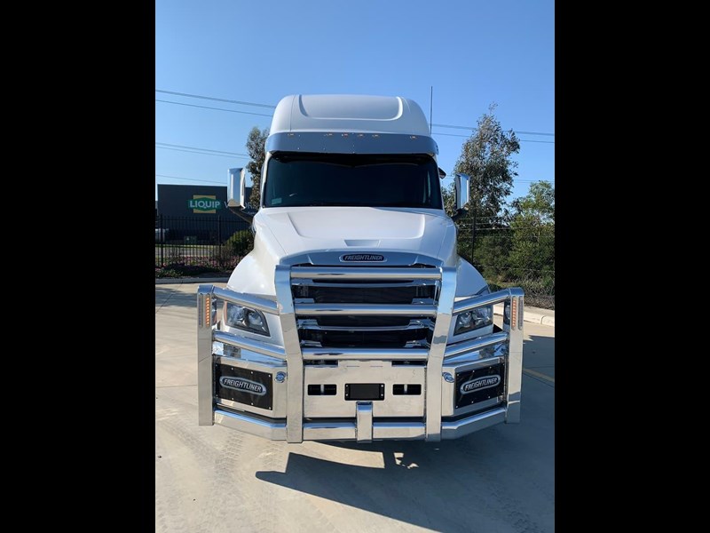 freightliner cascadia 859915 009