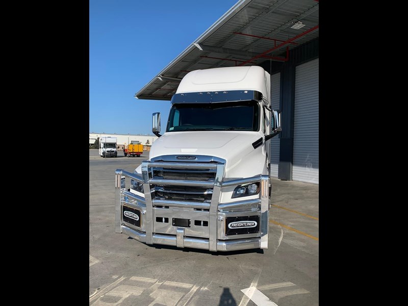 freightliner cascadia 859915 017