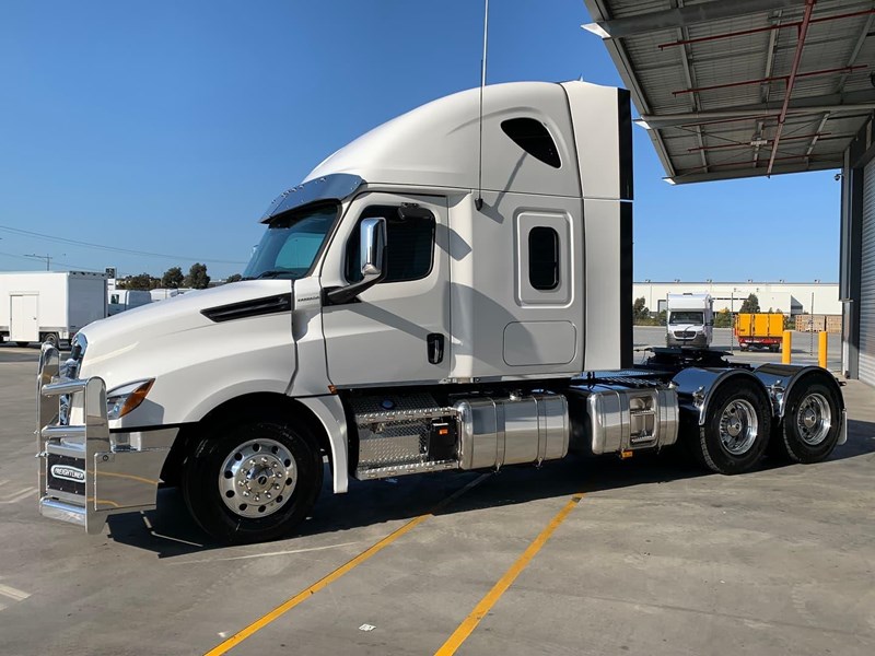 freightliner cascadia 859915 019