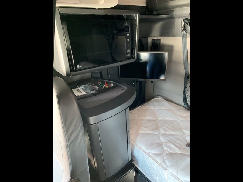 freightliner cascadia 859915 047