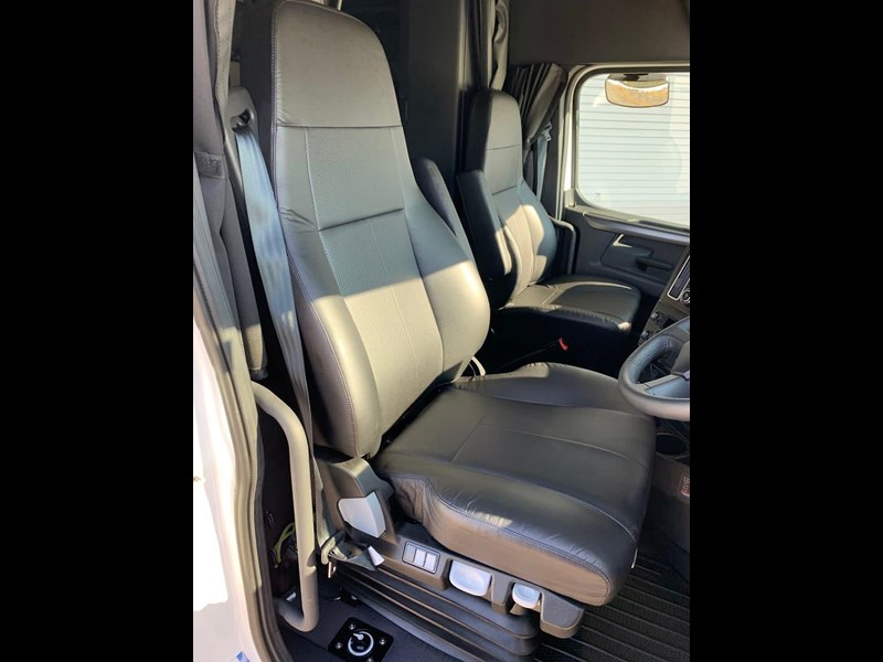 freightliner cascadia 859915 035