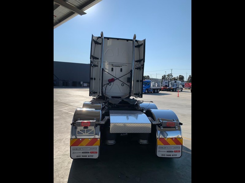 freightliner cascadia 859915 021