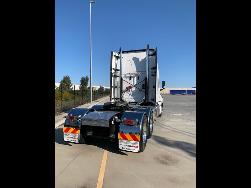freightliner cascadia 859915 013