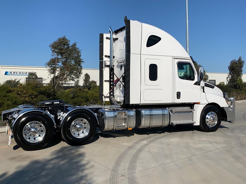 freightliner cascadia 859915 011