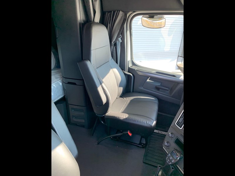 freightliner cascadia 859915 037