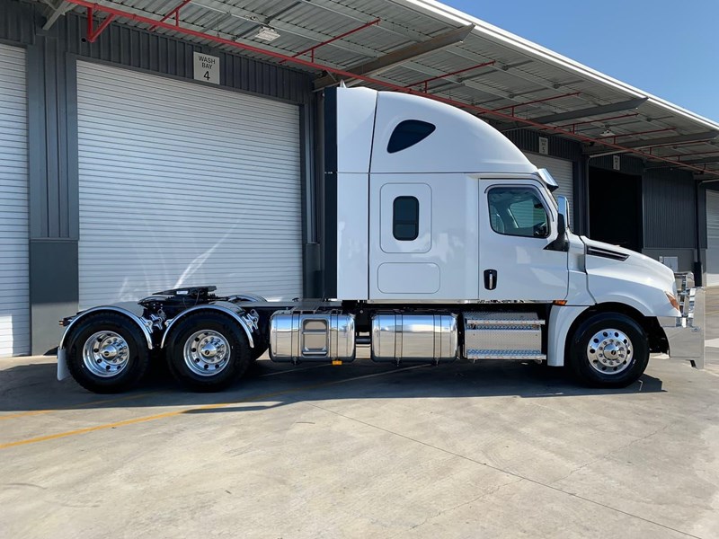 freightliner cascadia 859915 023