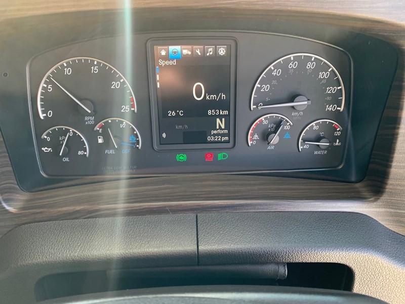 freightliner cascadia 859915 039