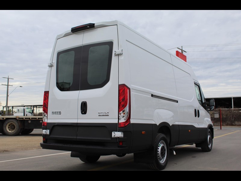 iveco daily 35s18 850527 011