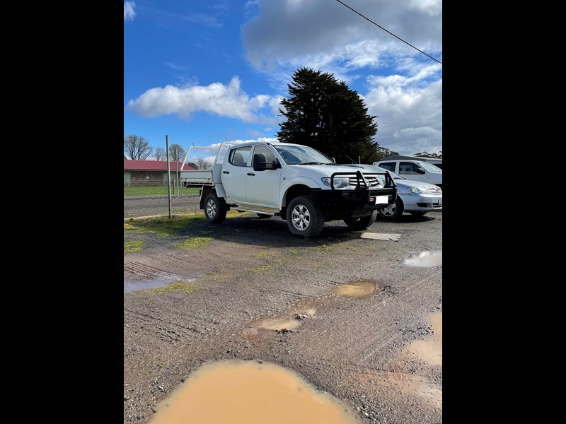 mitsubishi triton 863838 007