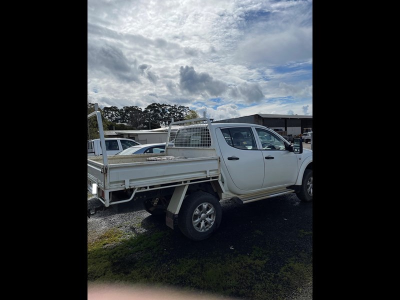 mitsubishi triton 863838 009