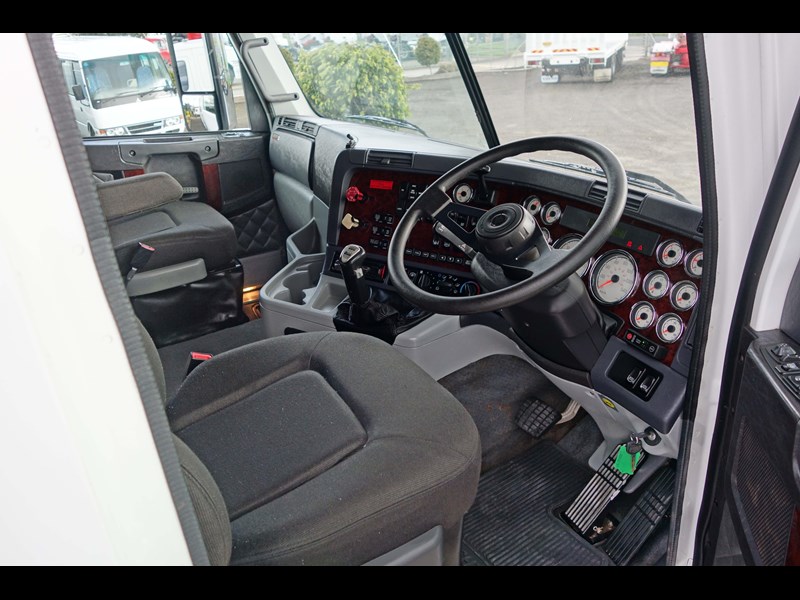 freightliner argosy 110 864220 017