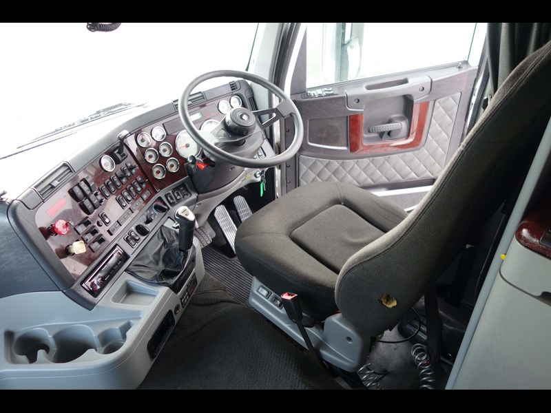 freightliner argosy 110 864220 031