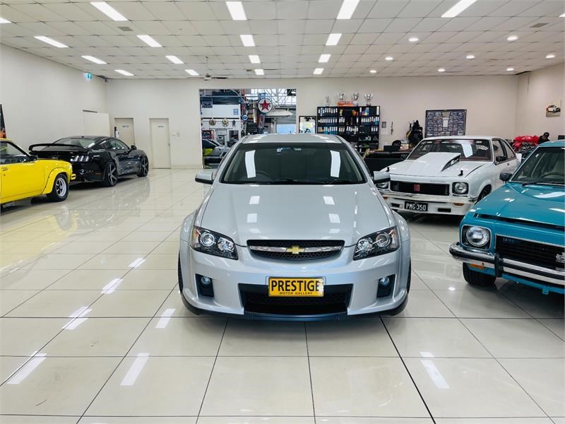 holden commodore 864980 003