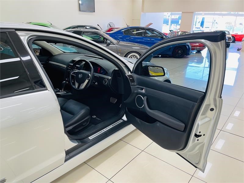 holden commodore 864980 011