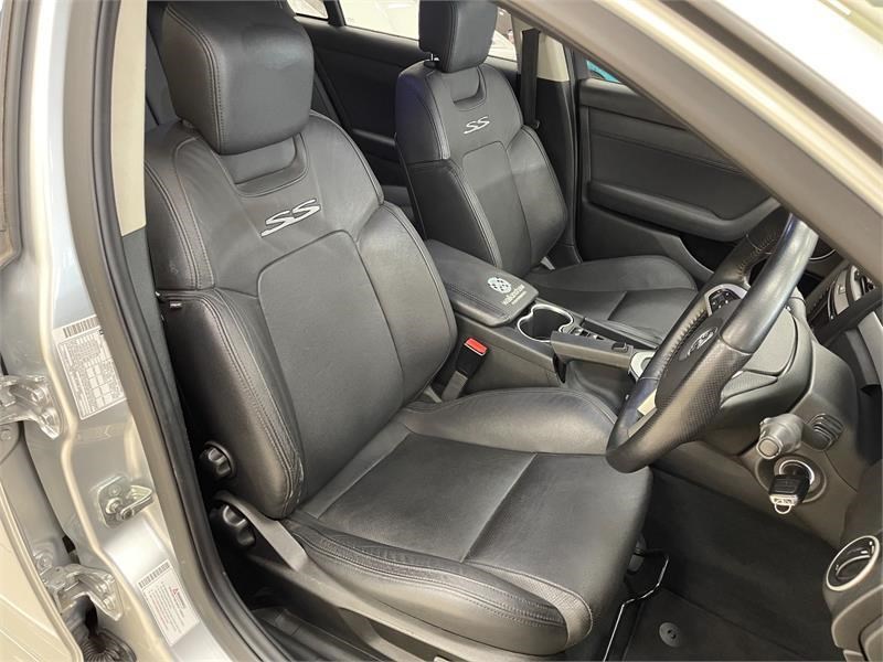 holden commodore 864980 015