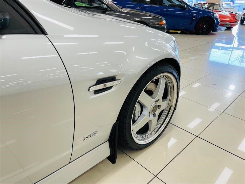 holden commodore 864980 035