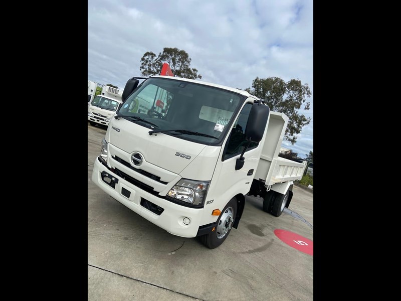 hino 300 series 862002 037