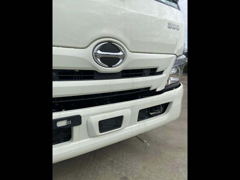 hino 300 series 862002 041