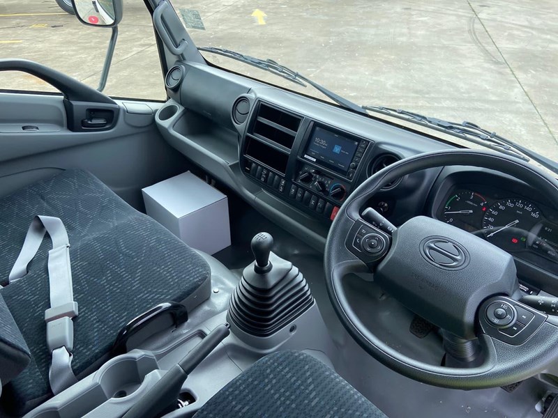 hino 300 series 862002 017