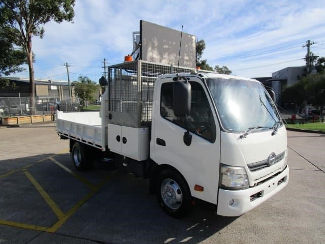 hino 300 series 828243 017