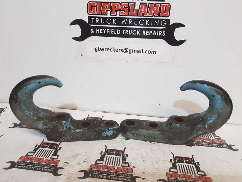 freightliner tow hook front 15-16047-000 freightliner 865731 001