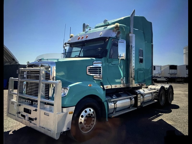 freightliner coronado 866011 001