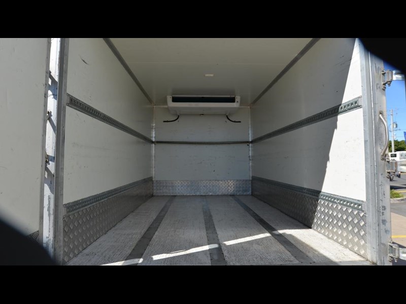 isuzu npr 866533 019