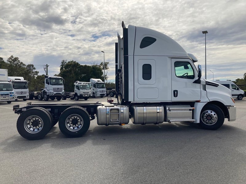 freightliner cascadia 126 844907 019