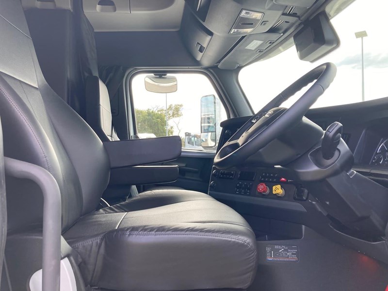 freightliner cascadia 126 844907 021